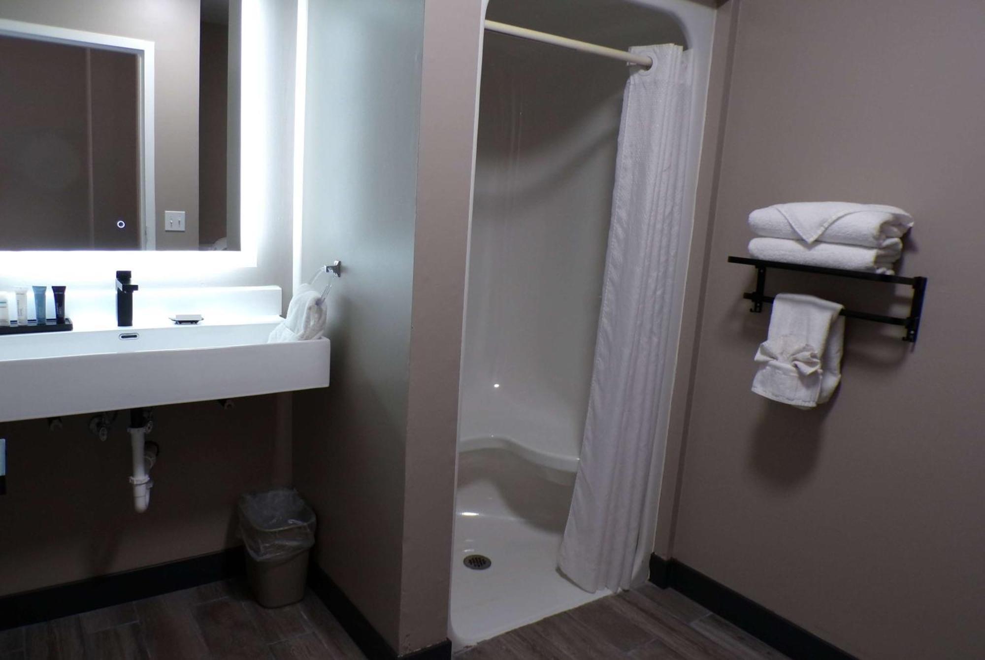 Luxor Inn & Suites, A Travelodge By Wyndham Elkins Exteriér fotografie